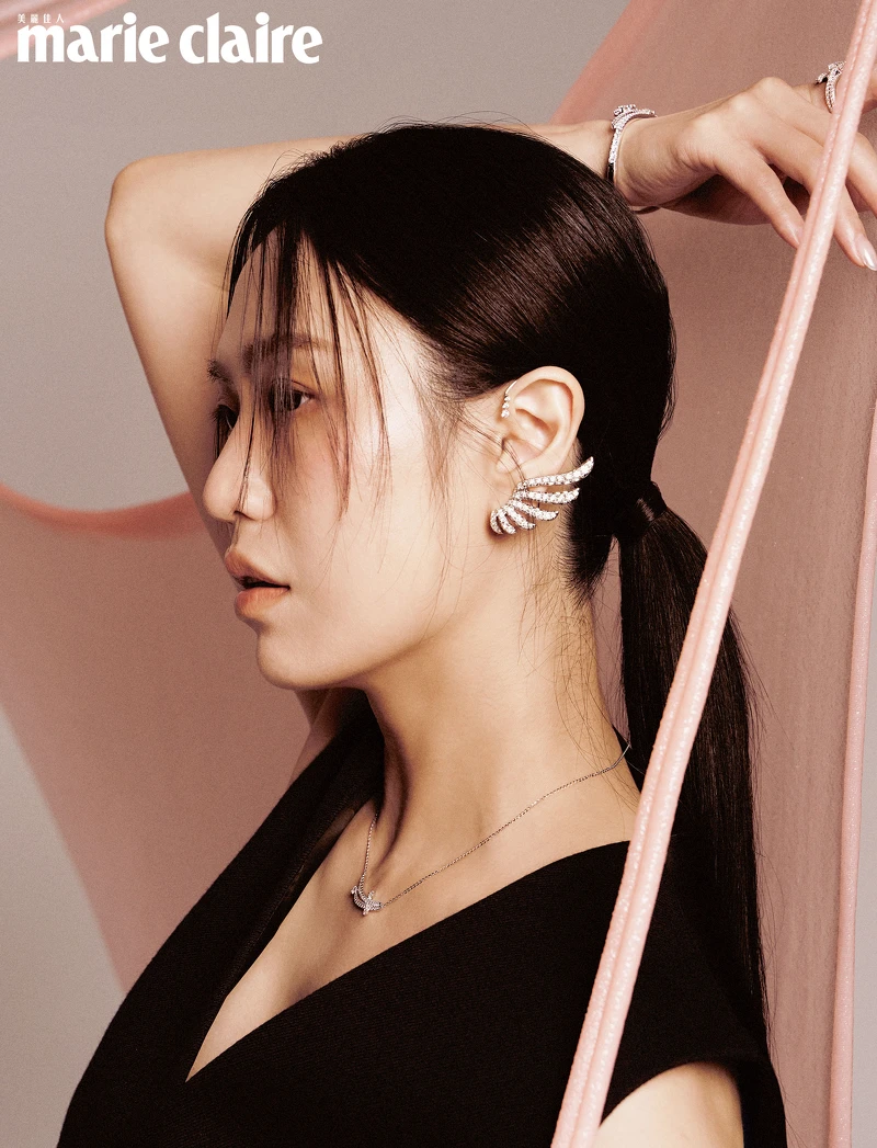 深藍拼接西裝背心,Loewe;VELA 白K金法式鑲嵌鑽石耳環、VELA 白K金法式鑲嵌鑽石項鍊、VELA 白K金法式鑲嵌鑽石手鐲、VELA Cocktail 白K金鑽石套戒 、VELA Cathedral Solitaire 鉑金鑽石戒指,all by Hearts On Fire。 深藍拼接西裝背心,Loewe;VELA 白K金法式鑲嵌鑽石耳環、VELA 白K金法式鑲嵌鑽石項鍊、VELA 白K金法式鑲嵌鑽石手鐲、VELA Cocktail 白K金鑽石套戒 、VELA Cathedral Solitaire 鉑金鑽石戒指,all by Hearts On Fire。