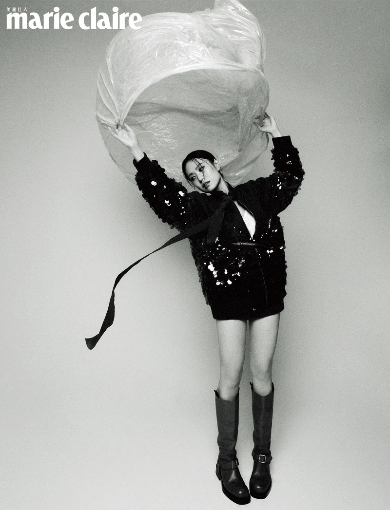 墨綠色亮片拼接外套、墨綠色短褲、絲巾領帶,all by Gucci。 墨綠色亮片拼接外套、墨綠色短褲、絲巾領帶,all by Gucci。