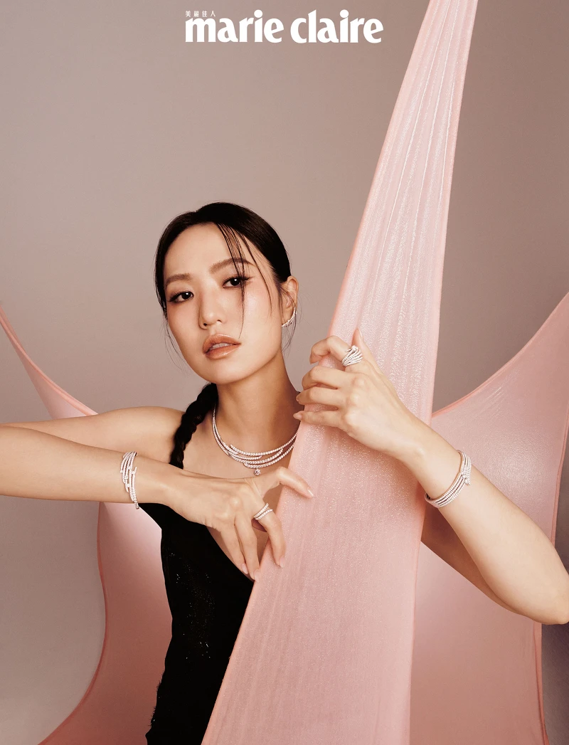 網紗拼接長洋裝,Givenchy;VELA 白K金法式鑲嵌鑽石鎖骨鍊、VELA 白K金法式鑲嵌鑽石耳環、(左手)VELA 白K金法式鑲嵌鑽石手鐲、VELA Cocktail 白K金鑽石套戒、VELA Cathedral Solitaire 鉑金鑽石戒指、(右手)VELA 白K金法式鑲嵌鑽石手鐲、VELA Double Row白K金法式鑲嵌鑽石戒指,all by Hearts On Fire。 網紗拼接長洋裝,Givenchy;VELA 白K金法式鑲嵌鑽石鎖骨鍊、VELA 白K金法式鑲嵌鑽石耳環、(左手)VELA 白K金法式鑲嵌鑽石手鐲、VELA Cocktail 白K金鑽石套戒、VELA Cathedral Solitaire 鉑金鑽石戒指、(右手)VELA 白K金法式鑲嵌鑽石手鐲、VELA Double Row白K金法式鑲嵌鑽石戒指,all by Hearts On Fire。