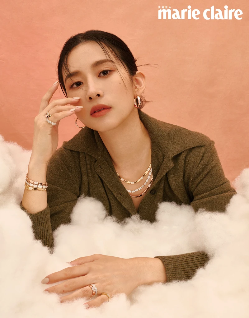 軍綠色不對稱綁帶連身洋裝，Ferragamo；金銀玫瑰金可調節項鍊、金銀玫瑰金手鍊、金銀玫瑰金戒指，all by APM Monaco。