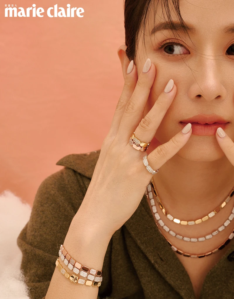 軍綠色不對稱綁帶連身洋裝，Ferragamo；金銀玫瑰金可調節項鍊、金銀玫瑰金手鍊、金銀玫瑰金戒指，all by APM Monaco。