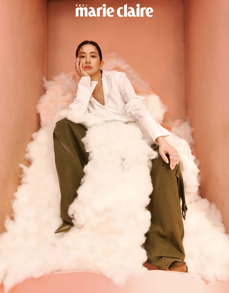 白色腰帶襯衫、軍綠色工裝褲，both by Loewe；軍綠色高跟鞋，Ferragamo；六芒星銀色垂墜耳環、六芒星可調節項鍊、雙流星可調節項鍊、六芒星戒指，all by APM Monaco。