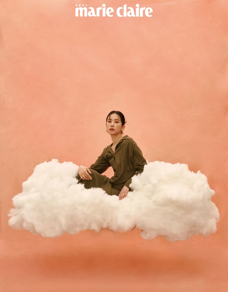 軍綠色不對稱綁帶連身洋裝，Ferragamo；金銀玫瑰金可調節項鍊、金銀玫瑰金手鍊、金銀玫瑰金戒指，all by APM Monaco。