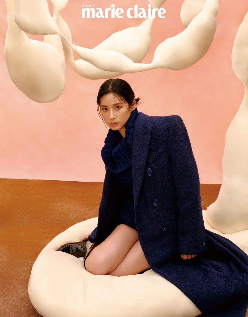 藍色羊毛大衣、藍色針織高領背心、藍色羊毛短裙，all by Givenchy；漆皮長靴，Celine by Hedi Slimane。