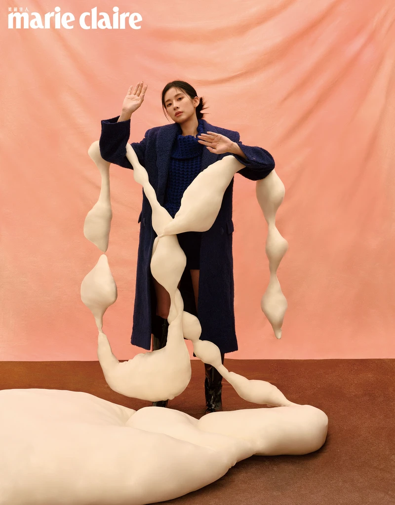 藍色羊毛大衣、藍色針織高領背心、藍色羊毛短裙，all by Givenchy；漆皮長靴，Celine by Hedi Slimane。