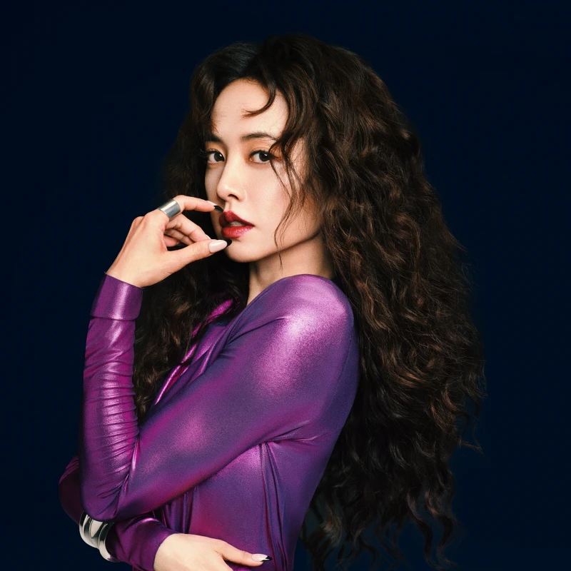 M.A.C全球代言人蔡依林使用色M·A·Cximal極自我緞光唇膏#827光想紅 Dubonnet。 M.A.C全球代言人蔡依林使用色M·A·Cximal極自我緞光唇膏#827光想紅 Dubonnet。