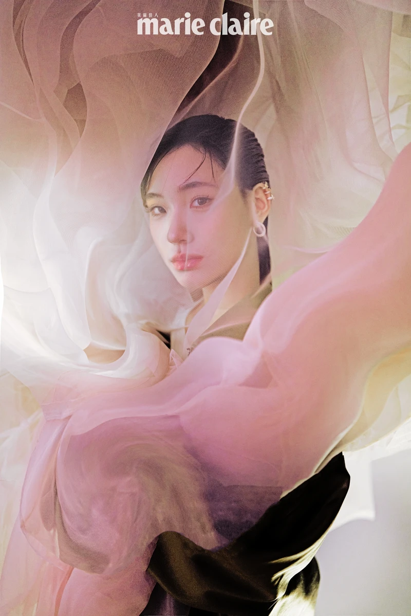 Lily：雙排扣皮革風衣、白色背心，both by Coach。T1玫瑰 K 金鋪鑲鑽耳夾、T1玫瑰 K 金鋪鑲鑽石環形耳環、T1玫瑰 K 金鑲鑽戒指、Lock 玫瑰 K 金與白金鑲鑽戒指，all by Tiffany＆Co.。