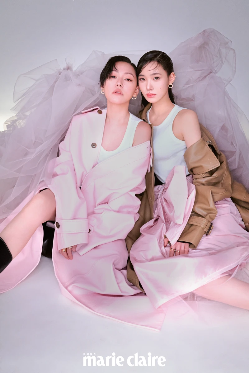 小S：粉紅色皮革風衣外套、白色背心、黑色長靴，all by Coach。T1黃 K 金鋪鑲鑽石環形耳環、T1黃 K 金鋪鑲鑽戒指、Elsa Peretti Bone 黃 K 金戒指，all by Tiffany＆Co.。Lily：雙排扣皮革風衣、白色背心，both by Coach。T1玫瑰 K 金鋪鑲鑽耳夾、T1玫瑰 K 金鋪鑲鑽石環形耳環、T1玫瑰 K 金鑲鑽戒指、Lock 玫瑰 K 金與白金鑲鑽戒指，all by Tiffany＆Co.。