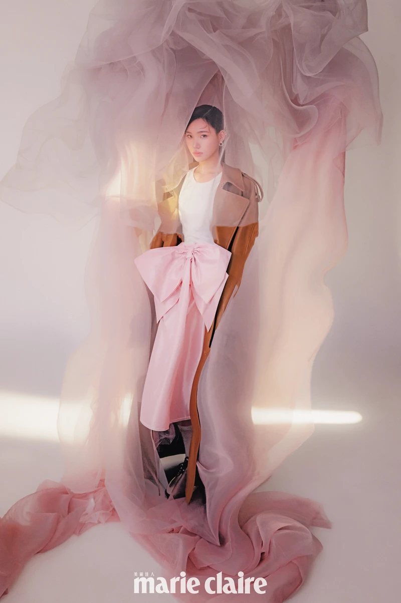 Lily：雙排扣皮革風衣、白色背心，both by Coach。T1玫瑰 K 金鋪鑲鑽耳夾、T1玫瑰 K 金鋪鑲鑽石環形耳環、T1玫瑰 K 金鑲鑽戒指、Lock 玫瑰 K 金與白金鑲鑽戒指，all by Tiffany＆Co.。