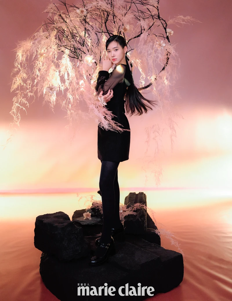 Lily：粉紅色蝴蝶結塔夫綢半身裙、白色背心、雙排扣皮革風衣，all by Coach。 T1玫瑰 K 金鋪鑲鑽耳夾、T1玫瑰 K 金鋪鑲鑽石環形耳環、T1玫瑰 K 金鑲鑽戒指、Lock玫瑰 K 金與白金鑲鑽戒指，all by Tiffany＆Co.。