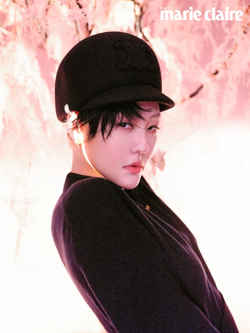 小S：藍色Polo衫，Loro Piana；黑色羊毛氈帽，Celine by Hedi Slimane。Knot 玫瑰 K 金鋪鑲鑽石耳環（小型款）、Knot 玫瑰 K 金鋪鑲鑽石項鍊、Knot 玫瑰 K 金鋪鑲鑽石窄版戒指，all by Tiffany＆Co.。