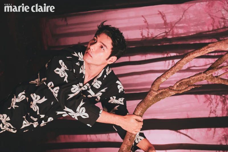 蝴蝶結印花襯衫、蝴蝶結印花綁帶長褲，both by Coach。