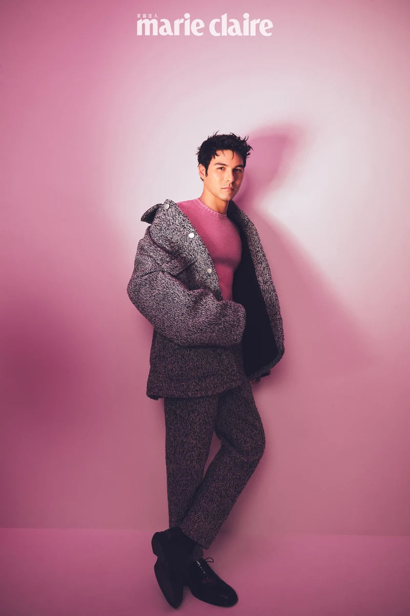 灰色羊毛外套、粉紅色羊毛上衣、灰色羊毛長褲、黑色皮鞋，all by Prada。