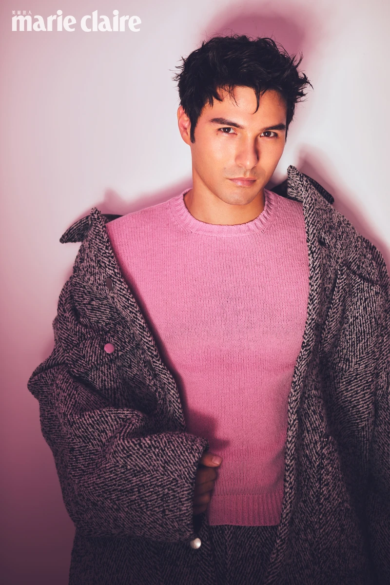 灰色羊毛外套、粉紅色羊毛上衣、灰色羊毛長褲，all by Prada。