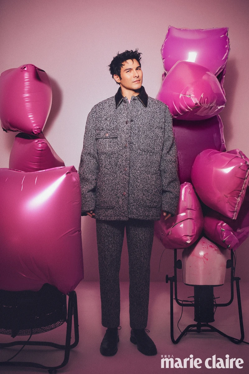 灰色羊毛外套、粉紅色羊毛上衣、灰色羊毛長褲、黑色皮鞋，all by Prada。