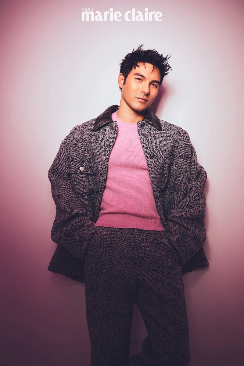 灰色羊毛外套、粉紅色羊毛上衣、灰色羊毛長褲，all by Prada。