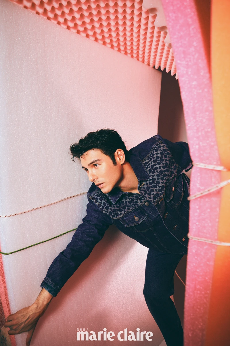 丹寧夾克、單寧長褲，both by Coach。