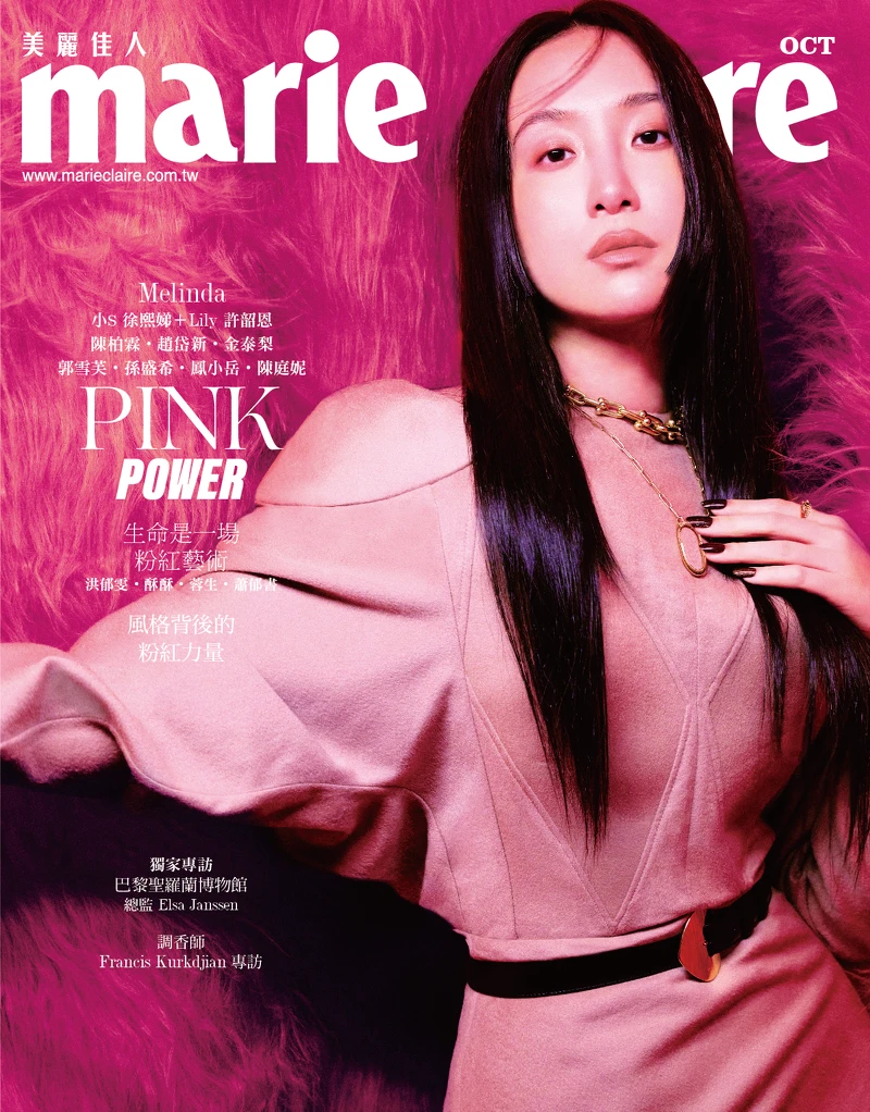 駝色圓領連身裙,Louis Vuitton;皮帶,Celine by Hedi Slimane。 HardWear 黃 K 金鋪鑲鑽石扣環項鏈、Lock 黃 K 金與白金鋪鑲鑽石項鍊(大型款)、HardWear 黃 K 金鋪鑲鑽戒指,all by Tiffany & Co.。 駝色圓領連身裙,Louis Vuitton;皮帶,Celine by Hedi Slimane。 HardWear 黃 K 金鋪鑲鑽石扣環項鏈、Lock 黃 K 金與白金鋪鑲鑽石項鍊(大型款)、HardWear 黃 K 金鋪鑲鑽戒指,all by Tiffany & Co.。