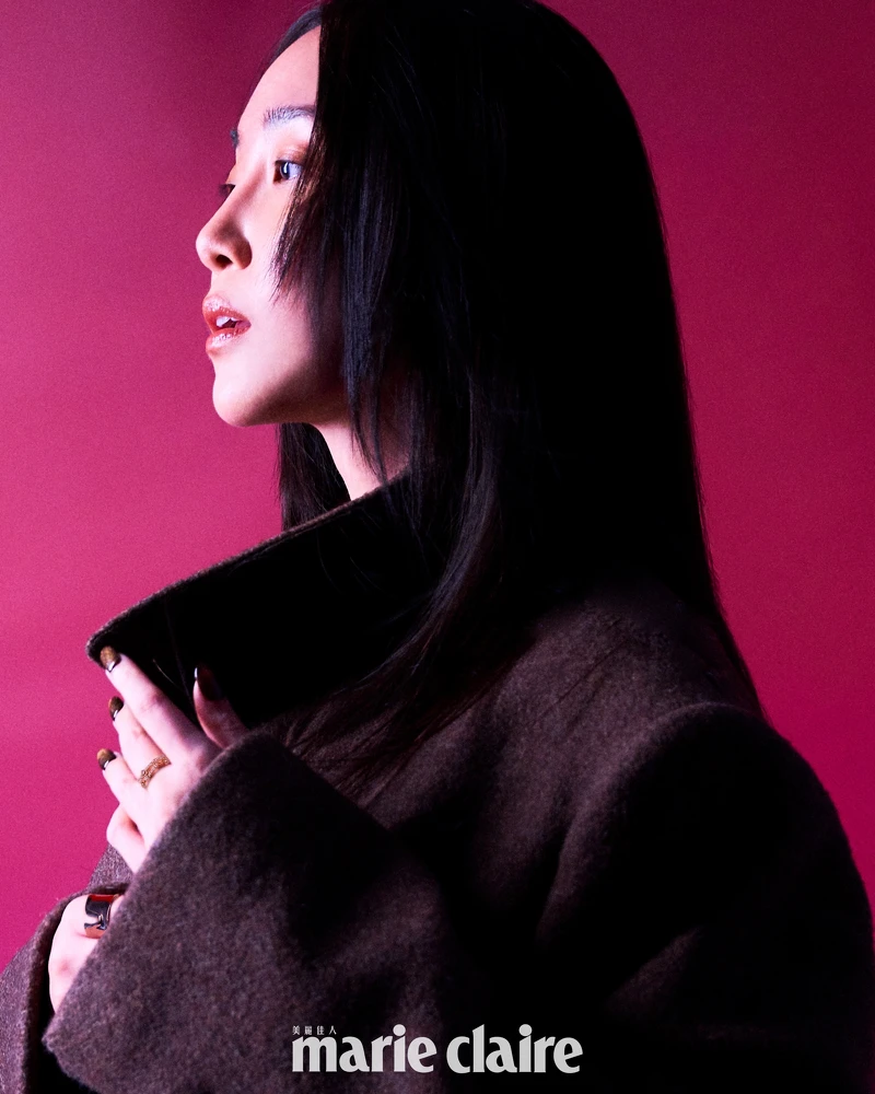 墨綠色雙排釦羊毛短外套,Ferragamo。 HardWear 黃 K 金鋪鑲鑽戒指、Elsa Peretti Bone 黃 K 金戒指,both by Tiffany & Co. 墨綠色雙排釦羊毛短外套,Ferragamo。 HardWear 黃 K 金鋪鑲鑽戒指、Elsa Peretti Bone 黃 K 金戒指,both by Tiffany & Co.