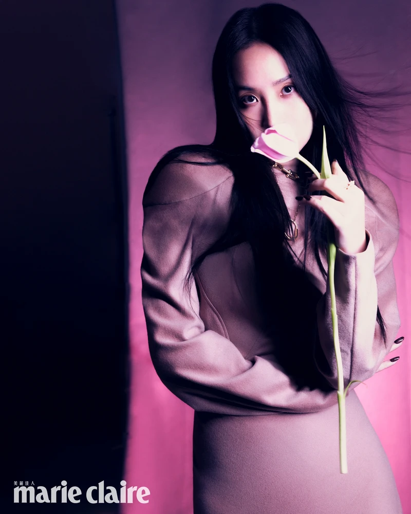 駝色圓領連身裙,Louis Vuitton;皮帶,Celine by Hedi Slimane。 HardWear 黃 K 金鋪鑲鑽石扣環項鏈、Lock 黃 K 金與白金鋪鑲鑽石項鍊(大型款)、HardWear 黃 K 金鋪鑲鑽戒指、Elsa Peretti Bone 黃 K 金戒指,all by Tiffany & Co.。 駝色圓領連身裙,Louis Vuitton;皮帶,Celine by Hedi Slimane。 HardWear 黃 K 金鋪鑲鑽石扣環項鏈、Lock 黃 K 金與白金鋪鑲鑽石項鍊(大型款)、HardWear 黃 K 金鋪鑲鑽戒指、Elsa Peretti Bone 黃 K 金戒指,all by Tiffany & Co.。