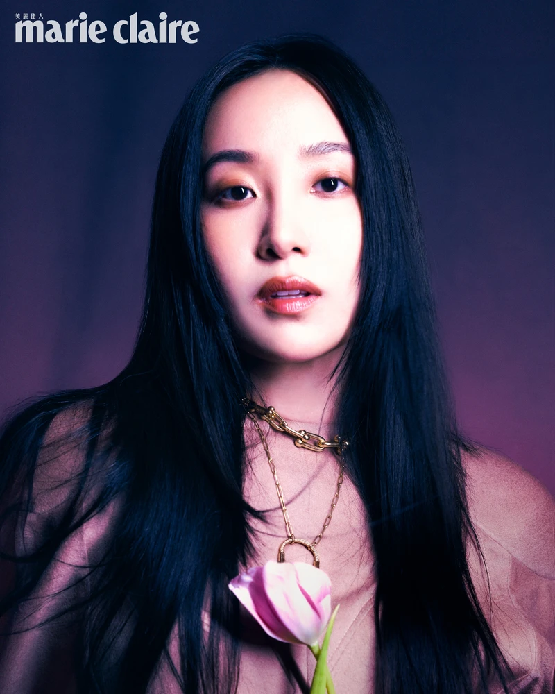 駝色圓領連身裙,Louis Vuitton。 HardWear 黃 K 金鋪鑲鑽石扣環項鏈、Lock 黃 K 金與白金鋪鑲鑽石項鍊(大型款)、HardWear 黃 K 金鋪鑲鑽戒指,all by Tiffany & Co.。 駝色圓領連身裙,Louis Vuitton。 HardWear 黃 K 金鋪鑲鑽石扣環項鏈、Lock 黃 K 金與白金鋪鑲鑽石項鍊(大型款)、HardWear 黃 K 金鋪鑲鑽戒指,all by Tiffany & Co.。