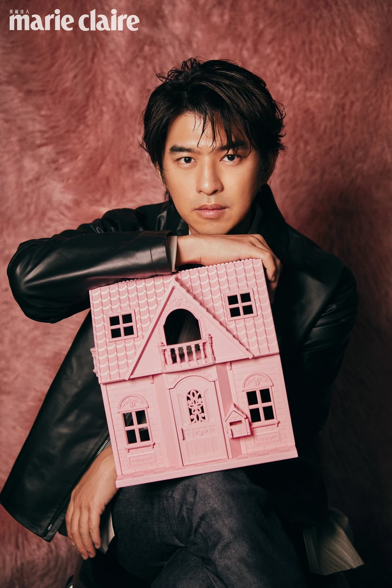 黑色皮衣、條紋襯衫、灰色圓領上衣、深色丹寧褲,all by Peter Wu。 黑色皮衣、條紋襯衫、灰色圓領上衣、深色丹寧褲,all by Peter Wu。