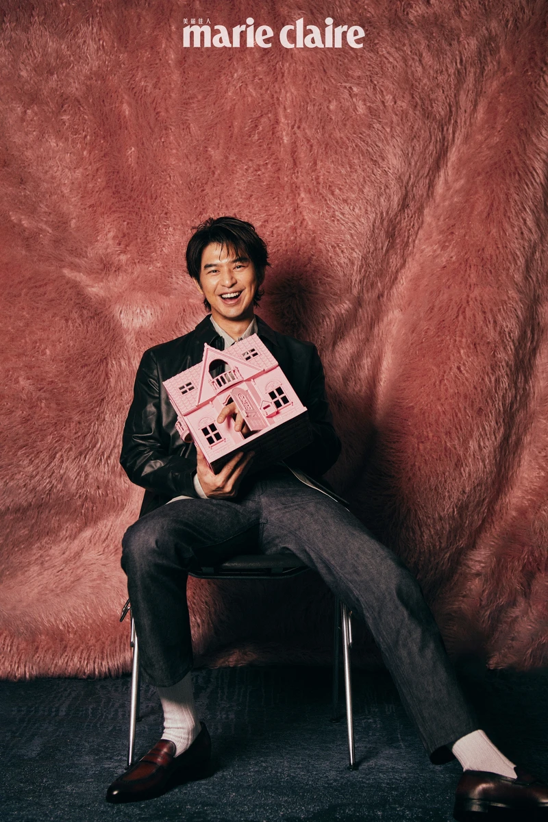 黑色皮衣、條紋襯衫、灰色圓領上衣、深色丹寧褲,all by Peter Wu;酒紅色樂福鞋,Berluti。 黑色皮衣、條紋襯衫、灰色圓領上衣、深色丹寧褲,all by Peter Wu;酒紅色樂福鞋,Berluti。