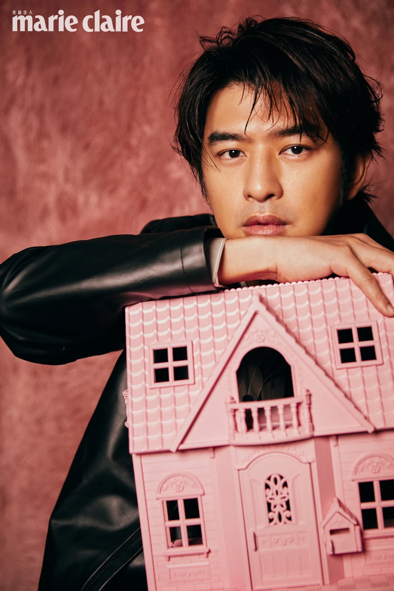 黑色皮衣、條紋襯衫、灰色圓領上衣,all by Peter Wu。 黑色皮衣、條紋襯衫、灰色圓領上衣,all by Peter Wu。