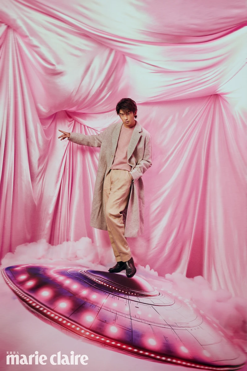 粉色針織毛衣、黑色切爾西短靴,both by Berluti;灰色羊毛大衣、米色西裝長褲,both by Boss。 粉色針織毛衣、黑色切爾西短靴,both by Berluti;灰色羊毛大衣、米色西裝長褲,both by Boss。