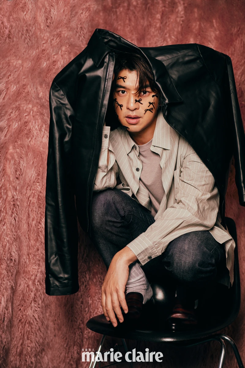 黑色皮衣、條紋襯衫、灰色圓領上衣、深色丹寧褲,all by Peter Wu;酒紅色樂福鞋,Berluti。 黑色皮衣、條紋襯衫、灰色圓領上衣、深色丹寧褲,all by Peter Wu;酒紅色樂福鞋,Berluti。