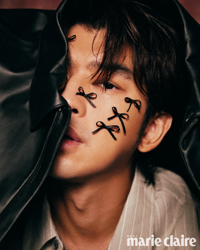 黑色皮衣、條紋襯衫,both by Peter Wu。 黑色皮衣、條紋襯衫,both by Peter Wu。