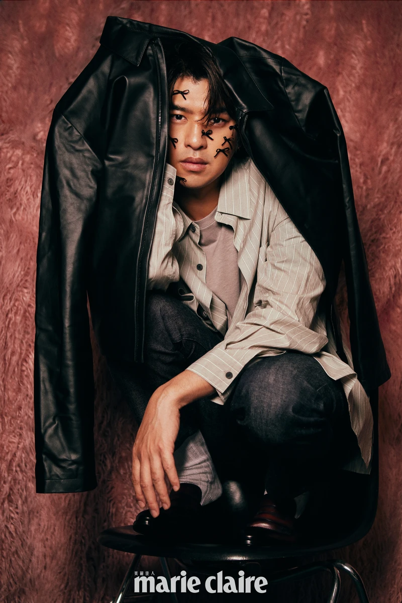 黑色皮衣、條紋襯衫、灰色圓領上衣、深色丹寧褲,all by Peter Wu;酒紅色樂福鞋,Berluti。 黑色皮衣、條紋襯衫、灰色圓領上衣、深色丹寧褲,all by Peter Wu;酒紅色樂福鞋,Berluti。