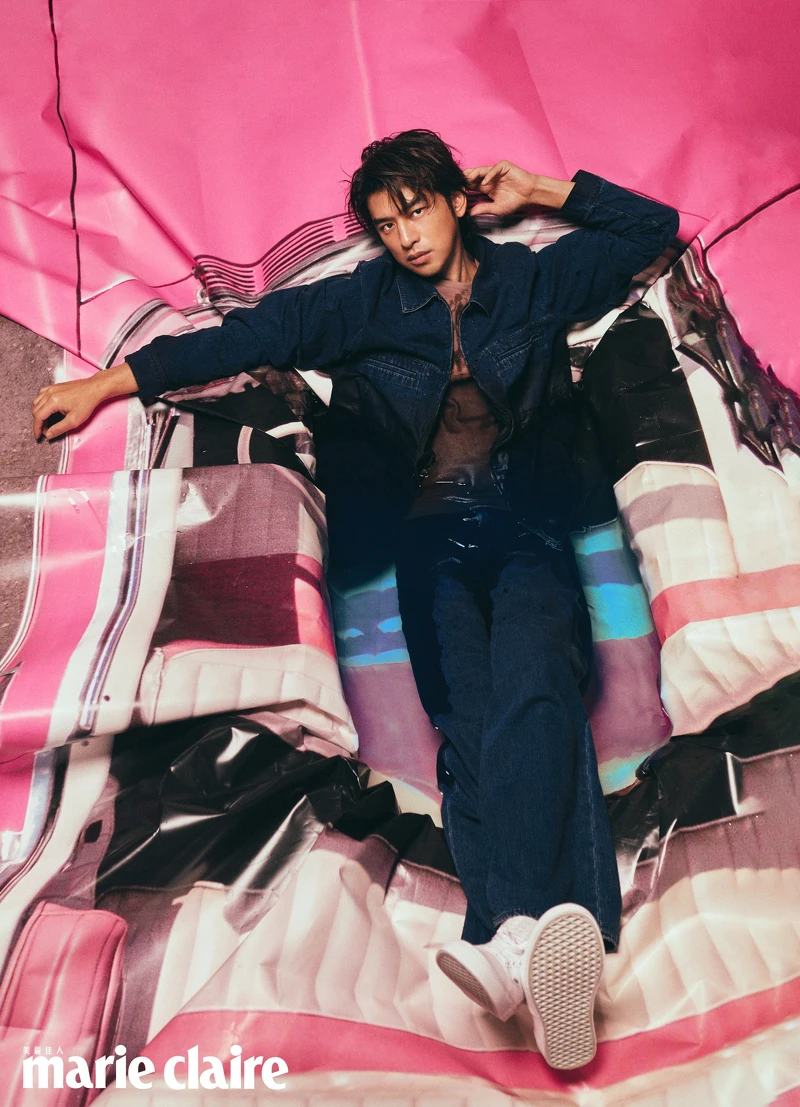 丹寧外套、紅豆色短袖上衣、丹寧長褲,all by Peter Wu。 丹寧外套、紅豆色短袖上衣、丹寧長褲,all by Peter Wu。