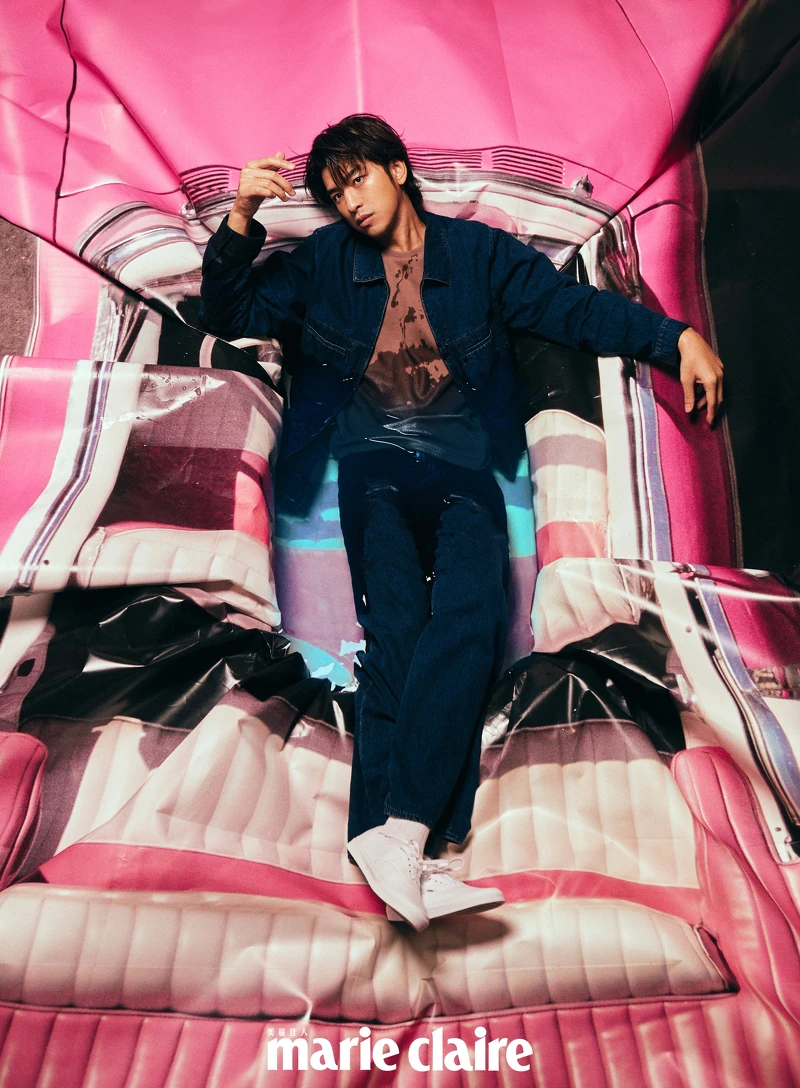 丹寧外套、紅豆色短袖上衣、丹寧長褲,all by Peter Wu。 丹寧外套、紅豆色短袖上衣、丹寧長褲,all by Peter Wu。