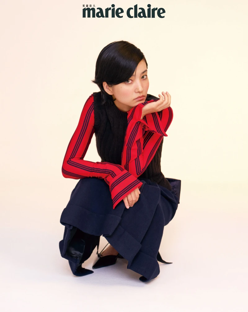 直條紋棉質襯衫、針織背心、羊毛裙子、鏤空皮革淺口鞋,all by Prada。 直條紋棉質襯衫、針織背心、羊毛裙子、鏤空皮革淺口鞋,all by Prada。