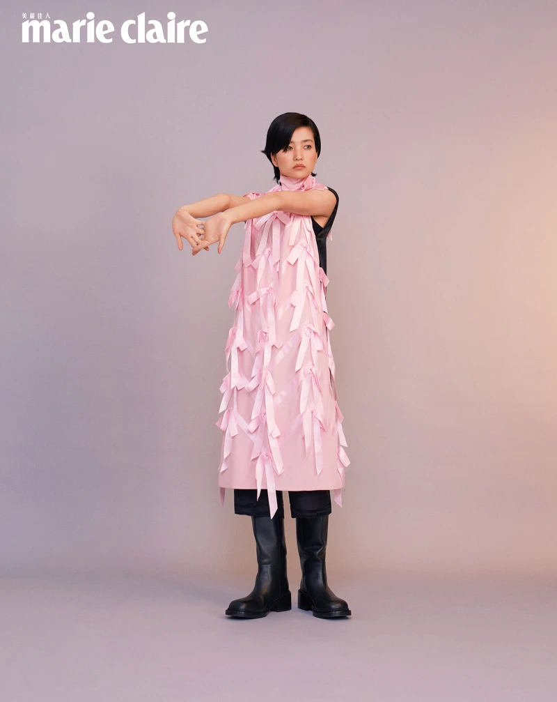 粉紅色綴飾洋裝、絲質褲子、黑色皮革長褲,all by Prada。 粉紅色綴飾洋裝、絲質褲子、黑色皮革長褲,all by Prada。