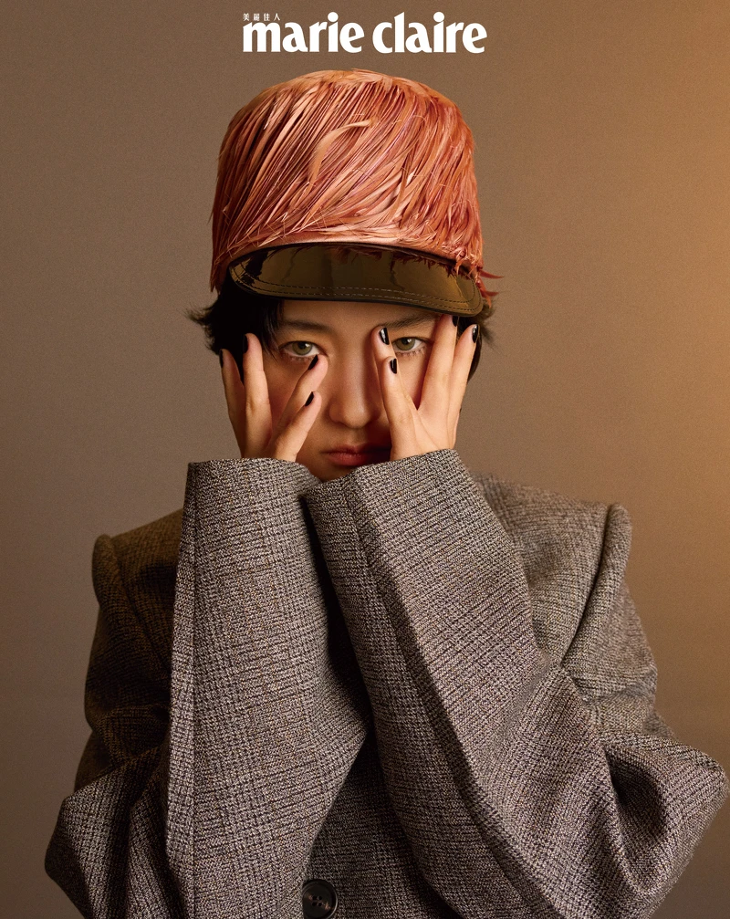 灰色羊毛棉質格紋外套、羽毛帽,both by Prada。 灰色羊毛棉質格紋外套、羽毛帽,both by Prada。