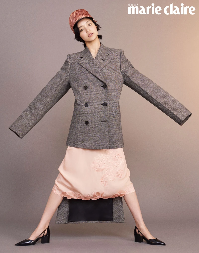 灰色羊毛棉質格紋外套和裙子、絲質裙子、鏤空皮革淺口鞋、羽毛帽,all by Prada。 灰色羊毛棉質格紋外套和裙子、絲質裙子、鏤空皮革淺口鞋、羽毛帽,all by Prada。