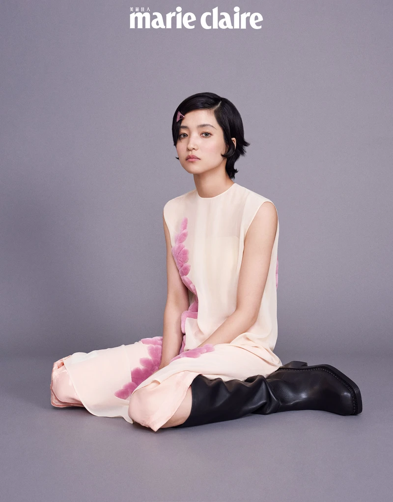 牡丹綴飾絲質洋裝及褲子、黑色皮革長靴、金屬髮夾,all by Prada。 牡丹綴飾絲質洋裝及褲子、黑色皮革長靴、金屬髮夾,all by Prada。