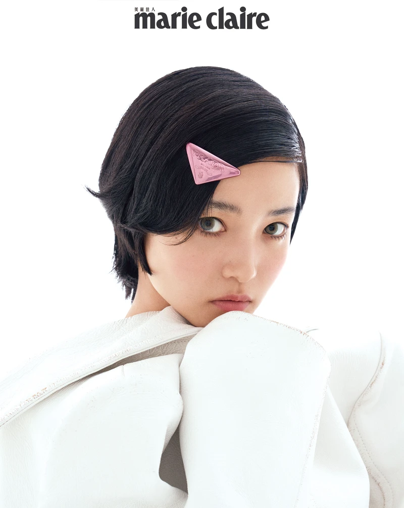 白色外套、金屬髮夾,both by Prada。 白色外套、金屬髮夾,both by Prada。