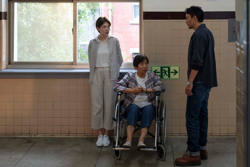 許瑋甯（左）和鮑起靜（中）參演《餘燼》成為一大亮點，片中沒有血緣關係的兩人，對戲起來卻讓許瑋甯感受到滿滿的母愛。