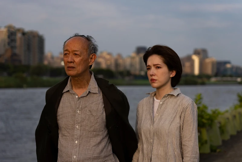 電影《餘燼》中金士傑（左）和許瑋甯（右）飾演父女，真情流露的細膩演出讓人帶入感強烈。