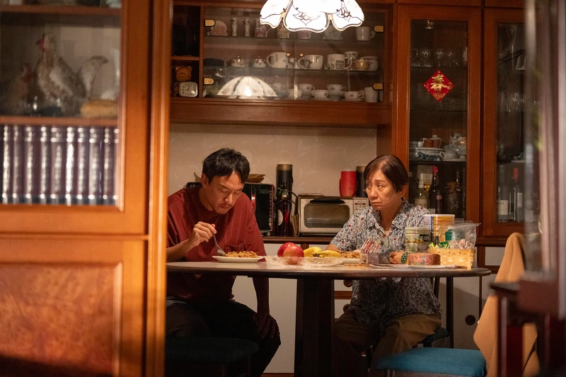 張震（左）性格冷酷也讓飾演媽媽的鮑起靜（右），得從兒子身旁的許瑋甯身上得到溫暖。