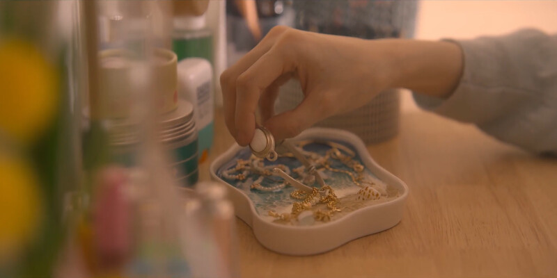 尹采玉拿起求婚手環若有所思 尹采玉拿起求婚手環若有所思