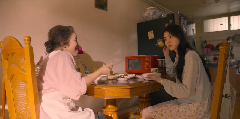 奶奶看到尹采玉戴上求婚手環 奶奶看到尹采玉戴上求婚手環