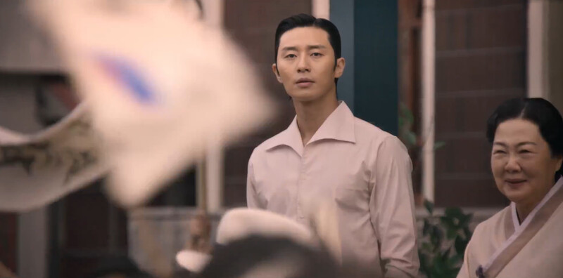 張泰尚在萬人中,似乎感覺到尹采玉的存在 張泰尚在萬人中,似乎感覺到尹采玉的存在