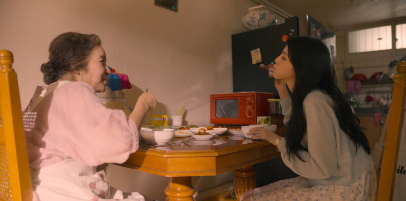 失憶後尹采玉和天線奶奶生活在一起,如平凡的祖孫倆 失憶後尹采玉和天線奶奶生活在一起,如平凡的祖孫倆