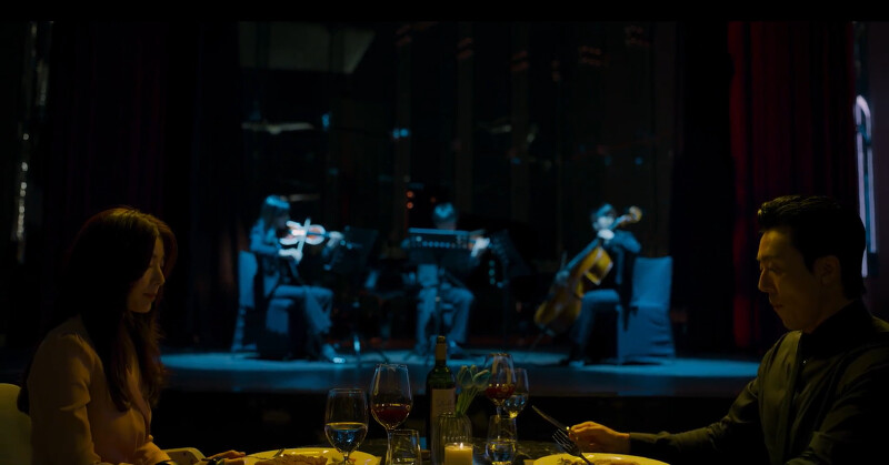 左邊女子下半身癱瘓乘坐輪椅,是黑子1號很在意的人,兩人相約共進晚餐 左邊女子下半身癱瘓乘坐輪椅,是黑子1號很在意的人,兩人相約共進晚餐