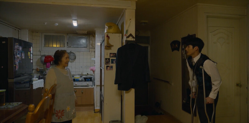 安宗赫(右)和天線奶奶(左)一起生活,他們三代都受張泰尚照顧 安宗赫(右)和天線奶奶(左)一起生活,他們三代都受張泰尚照顧