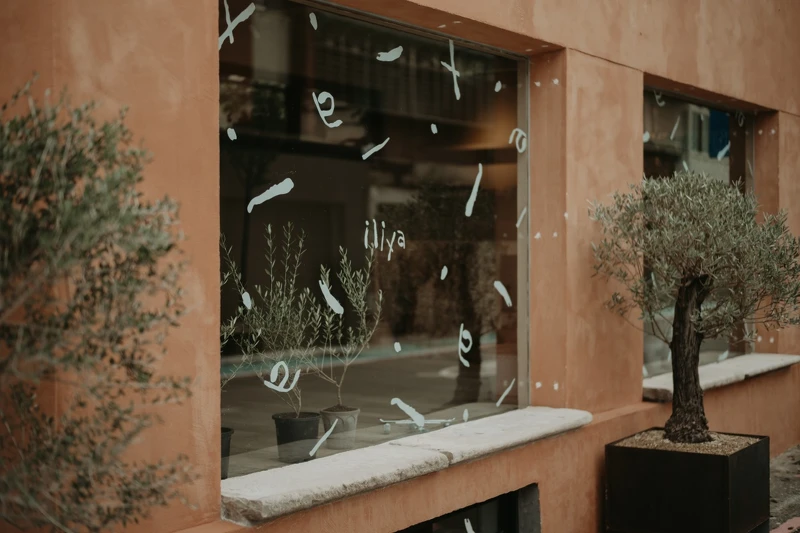 玻璃窗上更引用了藝術家 Rei Naito 的話。